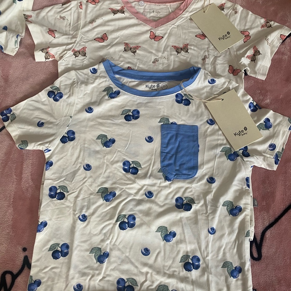 Kyte BABY White Short-Sleeve Tee with Blueberry Print and Blue Pocket
